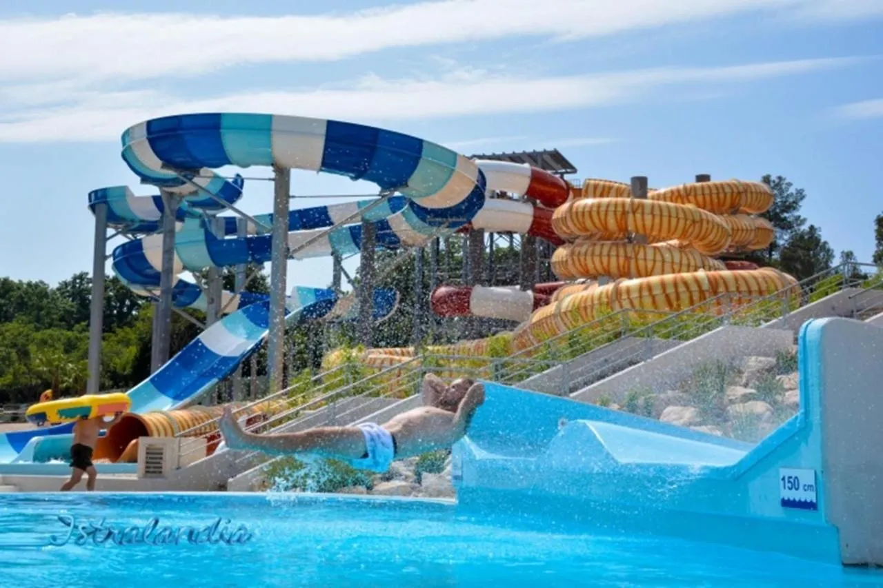 Beach House Beta With Pool, Jacuzzi, Playground & Bbq In An Olive Grove With A Beach, Pomer - Istria Pula