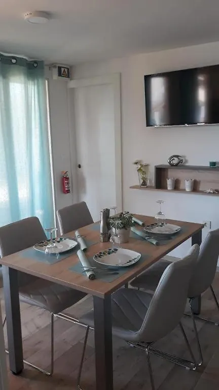 Beach House Beta With Pool, Jacuzzi, Playground & Bbq In An Olive Grove With A Beach, Pomer - Istria Pula
